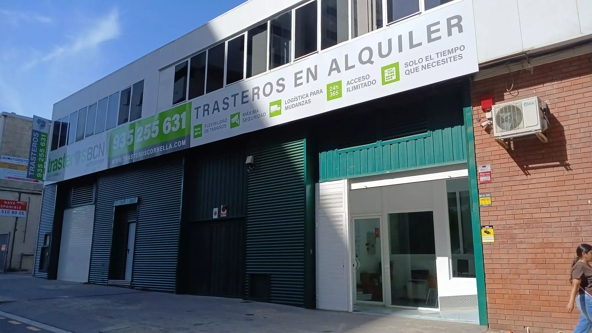 Entrada al centro de trasteros y guardamuebles en Cornellà