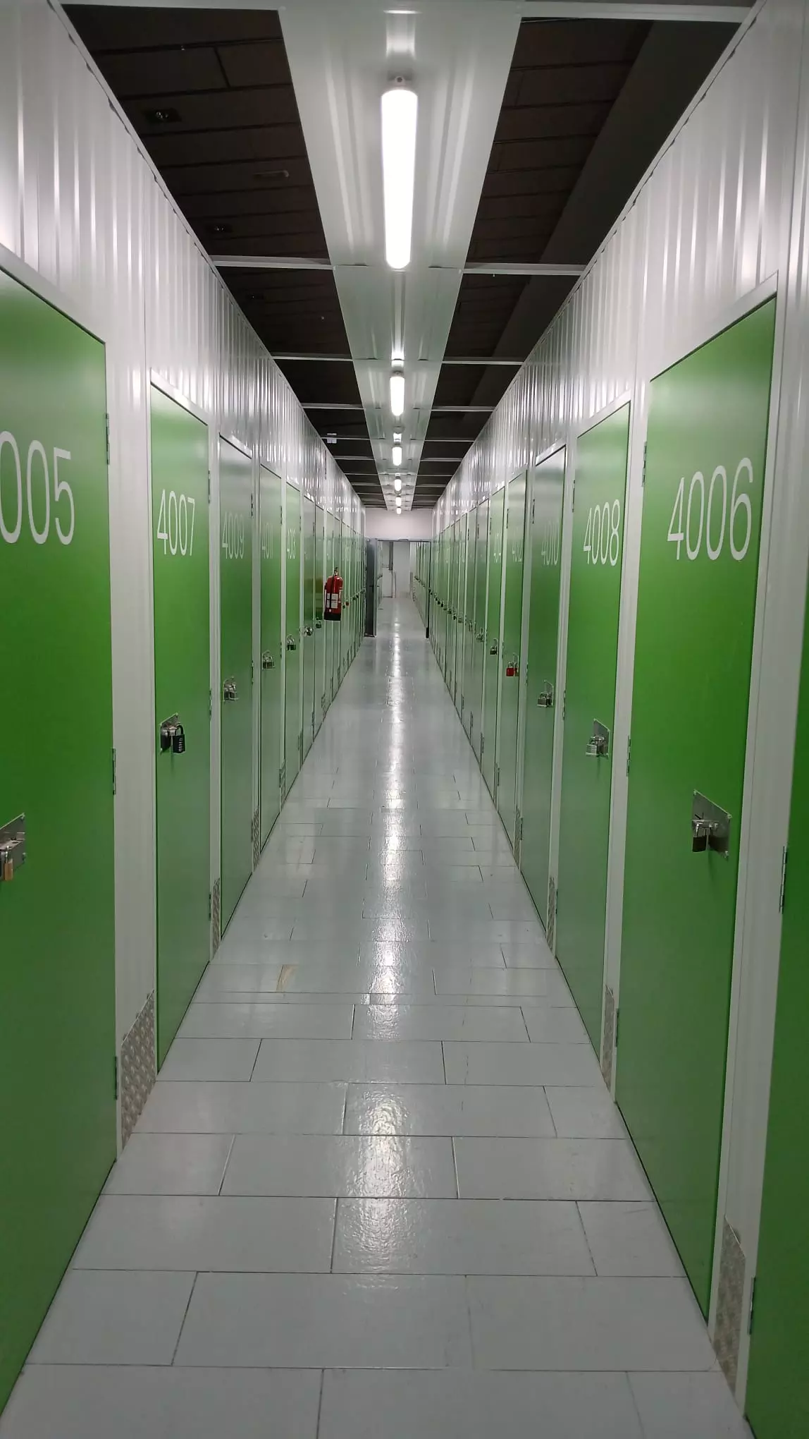 Instalaciones de almacenamiento y self storage en Cornellà