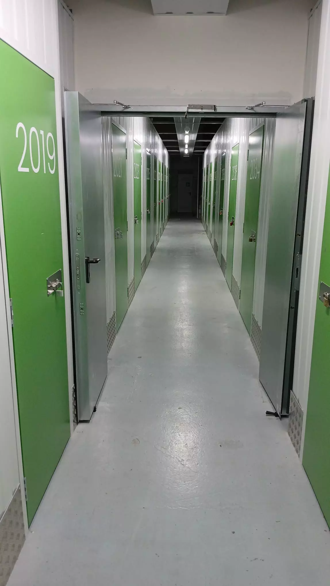 Pasillo de trasteros de alquiler en Cornellà de Llobregat